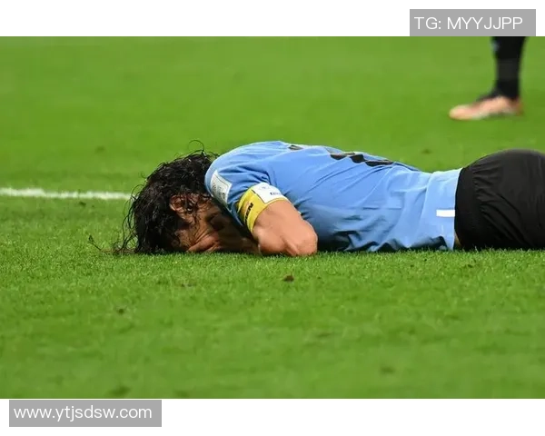 那位足球明星错失机会踢中横梁令人遗憾的瞬间解析